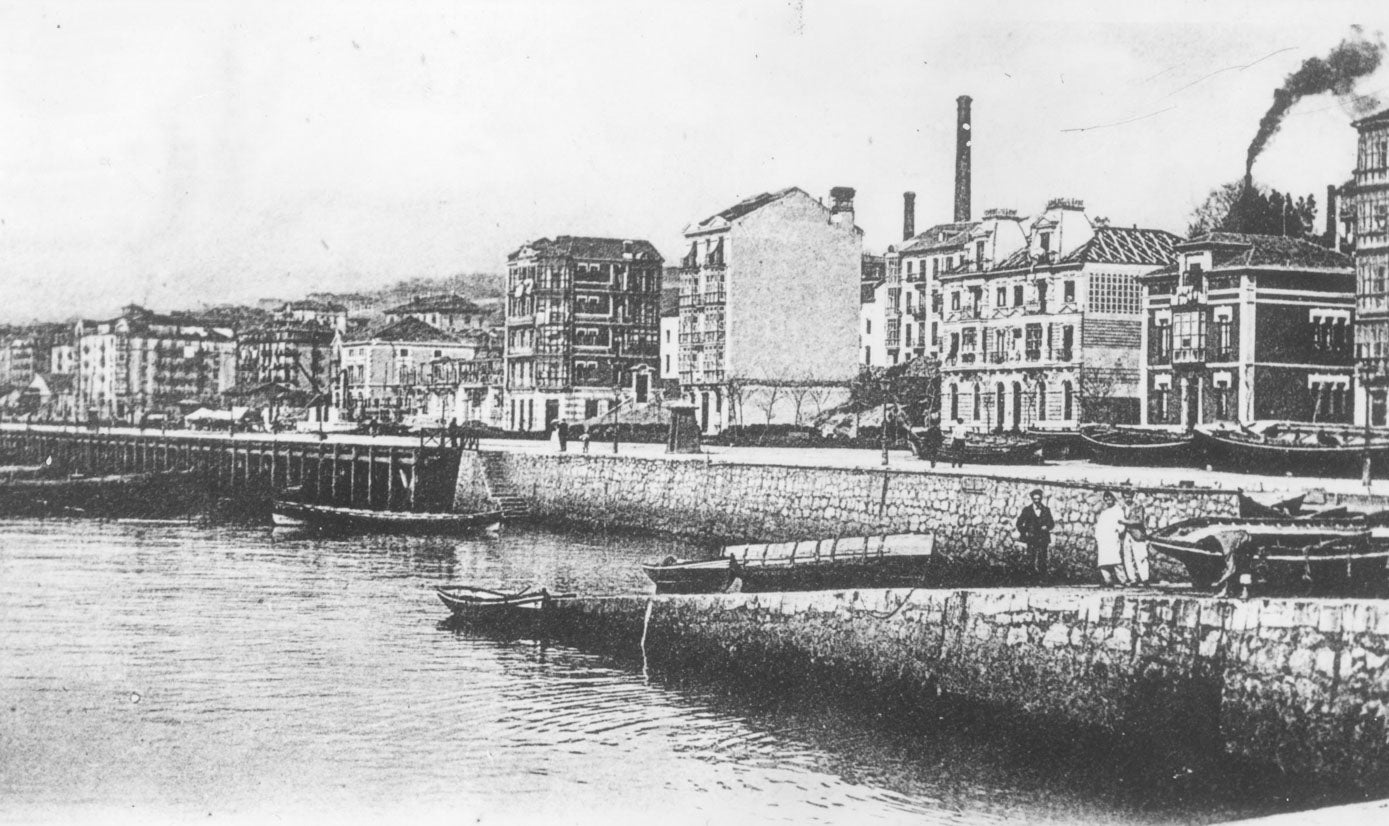 Foto antigua de pescadores en la zona de Puertochico, Sus casas estaban durante el siglo pasado en el entorno del muelle, ya que no vivían en un barrio concreto, sino diseminados en el interior de la pequeña villa y en los arrabales cercanos a la mar.