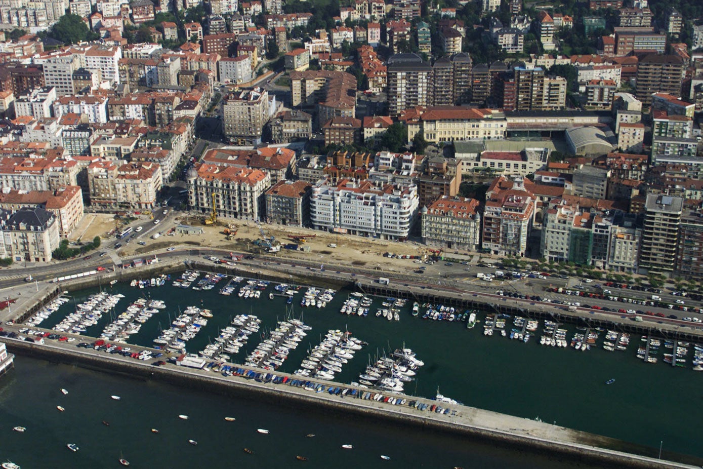 Vista aérea en la que se puede apreciar el proceso de construcción del aparcamiento subterráneo de Puertochico.