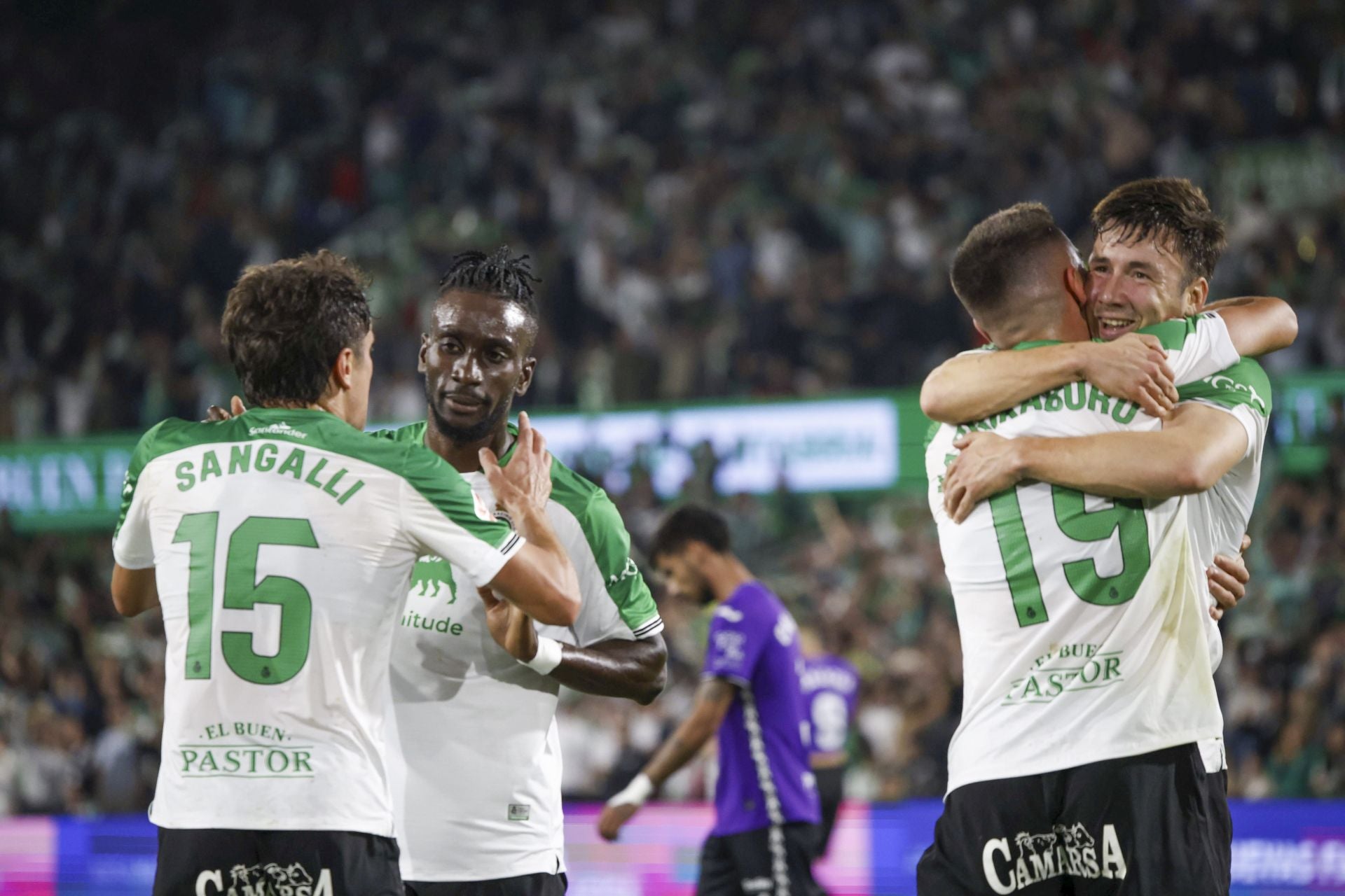 Sangalli, Lago Junior, Saúl y Karrikaburu celebran el gol anulado al delantero vasco. 