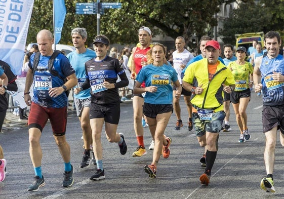 Un grupo de atletas, en la edición de 2023 de la Carrera Popular de El Diario Montañés.