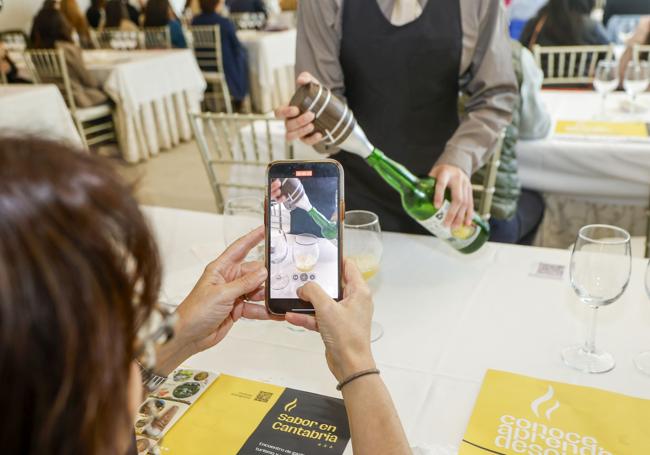 Trucos para que escanciar la sidra esté al alcance de cualquiera.