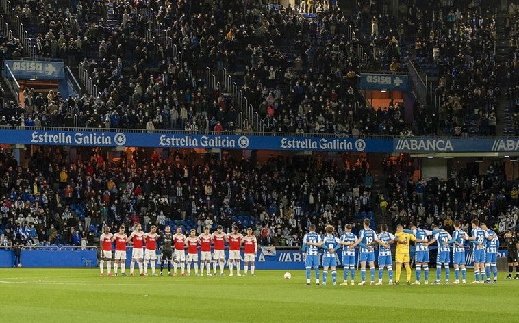 Racing y Dépor aguardan en el centro de Riazor que el árbitro señale el inicio. 17 de febrero de 2022.