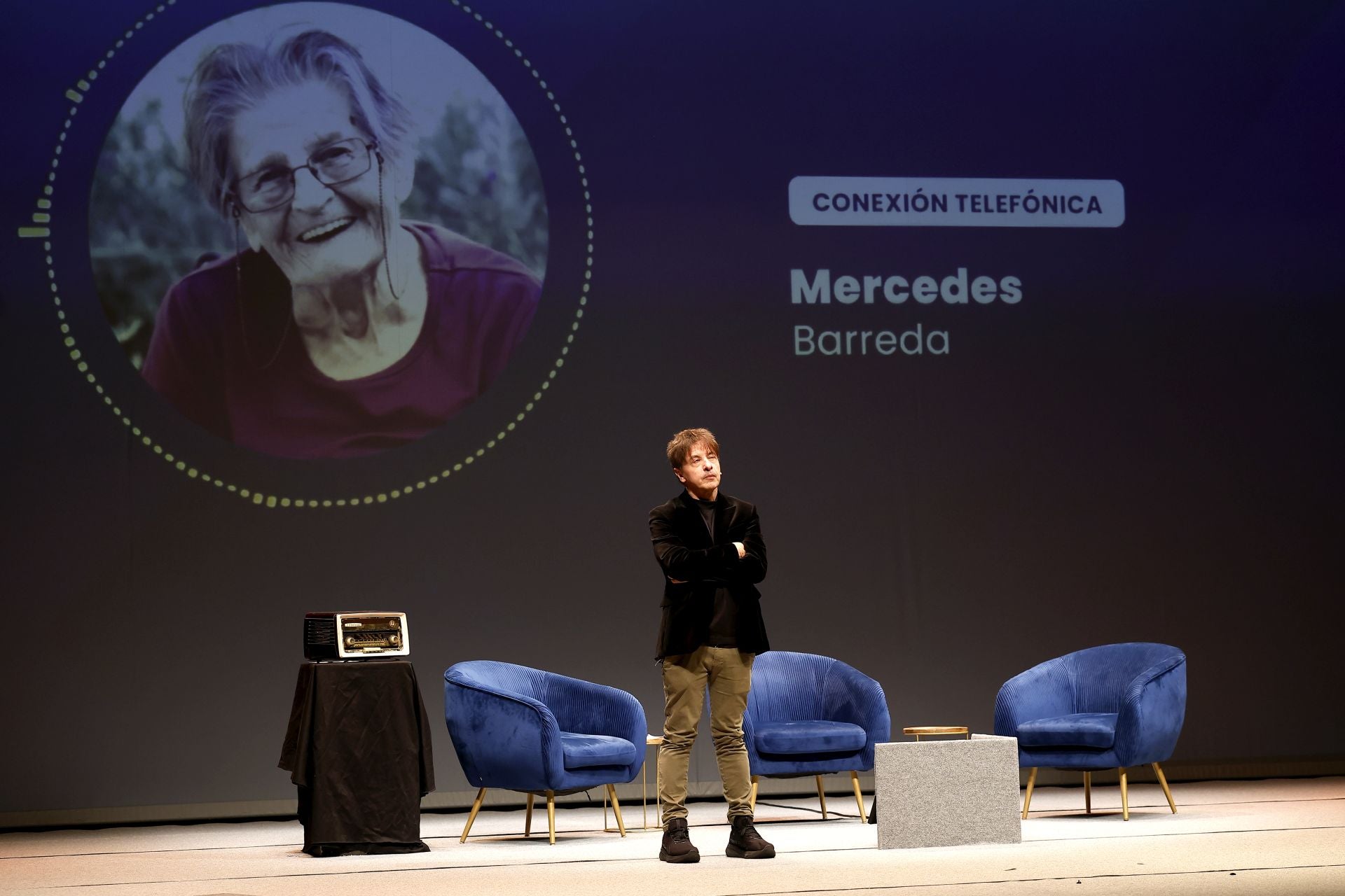 Juan Carlos Ortega dialoga con Mercedes, uno de sus personajes.