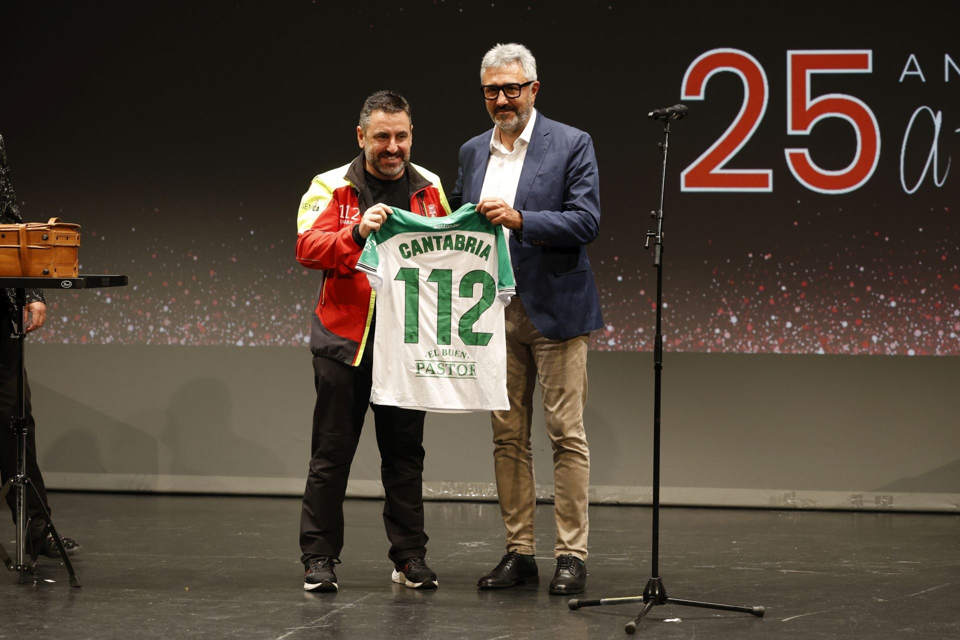 Víctor Diego, director de Relaciones Internacionales del Real Racing Club, entregó una camiseta personalizada al 112.