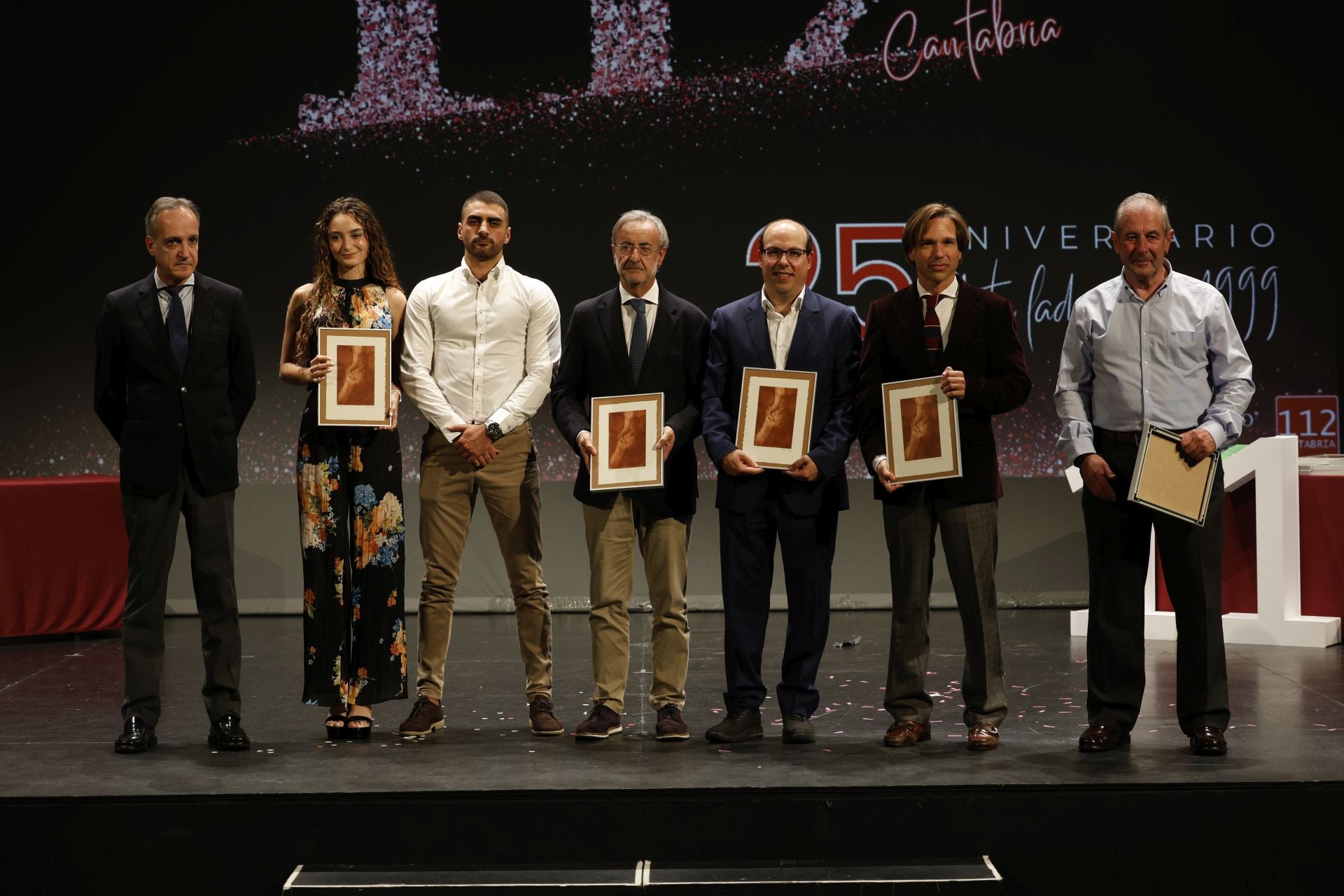 Miembros del equipo directivo del 112 también recibieron un tributo.