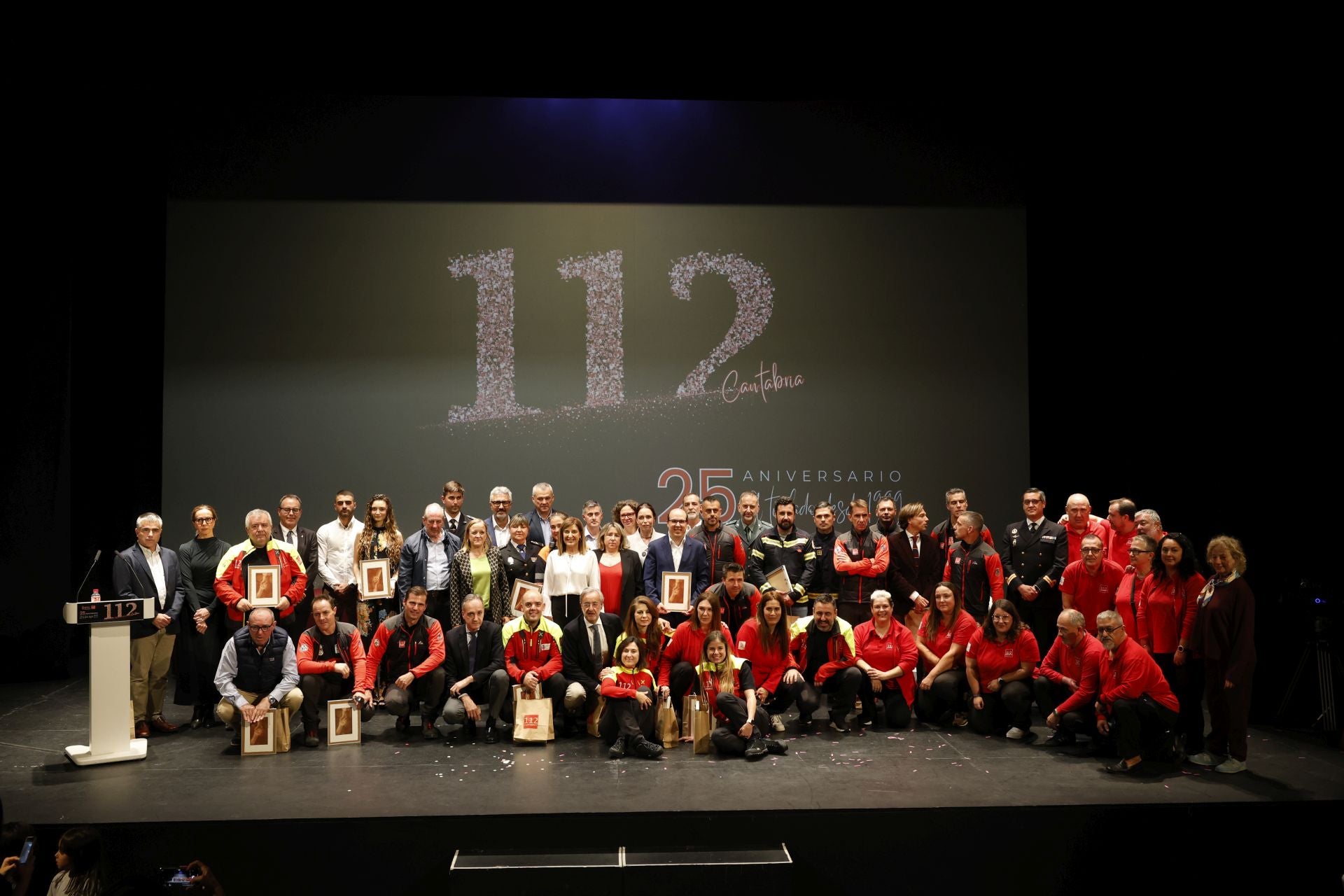 Representantes de las entidades del 112 posan junto a la presidenta del Gobierno de Cantabria, María José Sáenz de Buruaga, y la consejera de Presidencia, Isabel Urrutia.