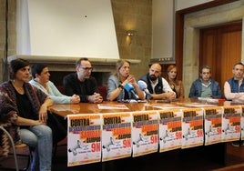 María José Barrio, delegada de CCOO en el Hospital Tres Mares, junto a los representantes del resto de grupos sindicales y políticos implicados en la movilización.