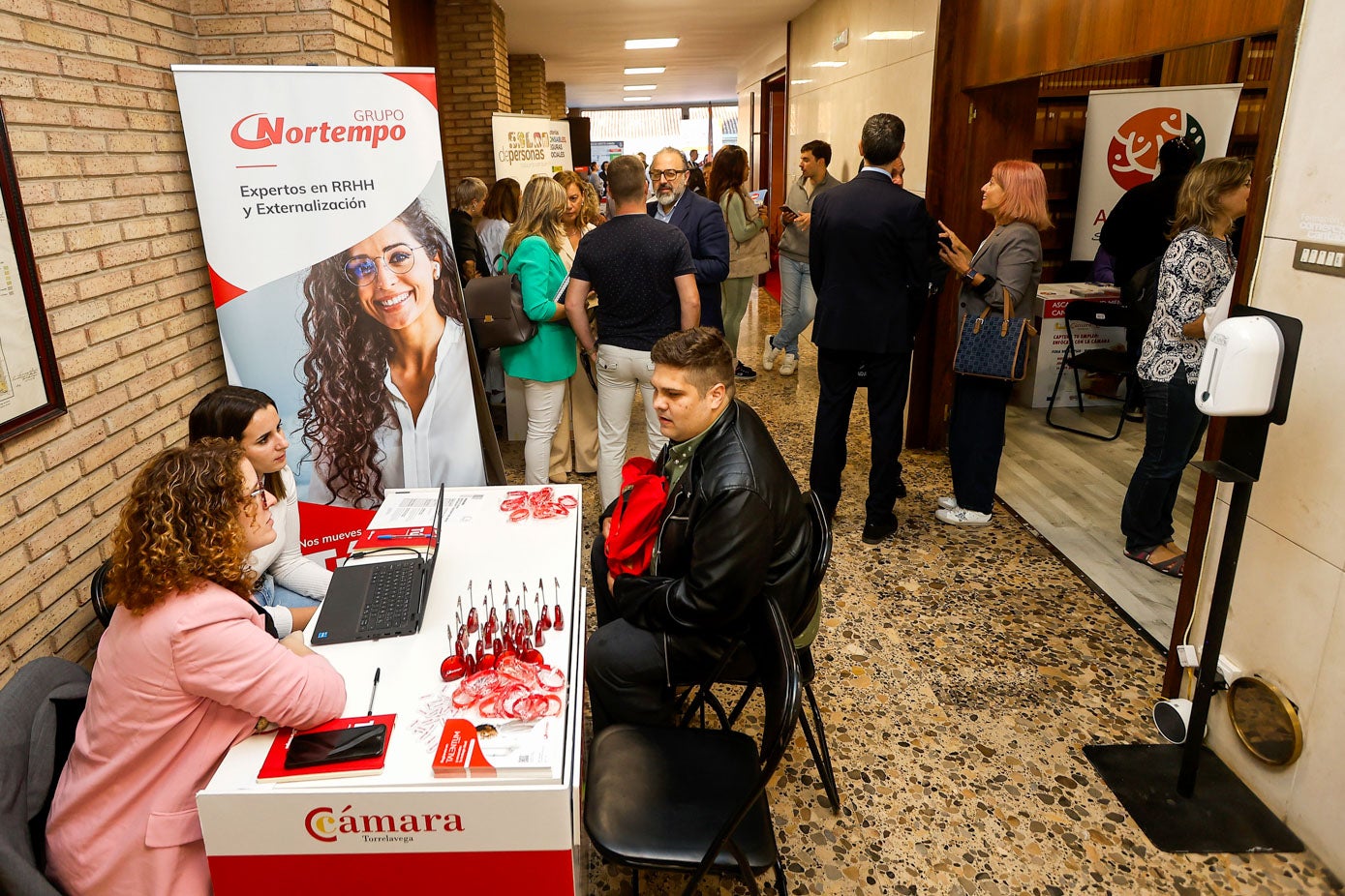 La jornada de empleabilidad ha comenzado a las 09.30 horas de la mañana y ha contado con la presencia de decenas de chavales de 16 a 29 años.