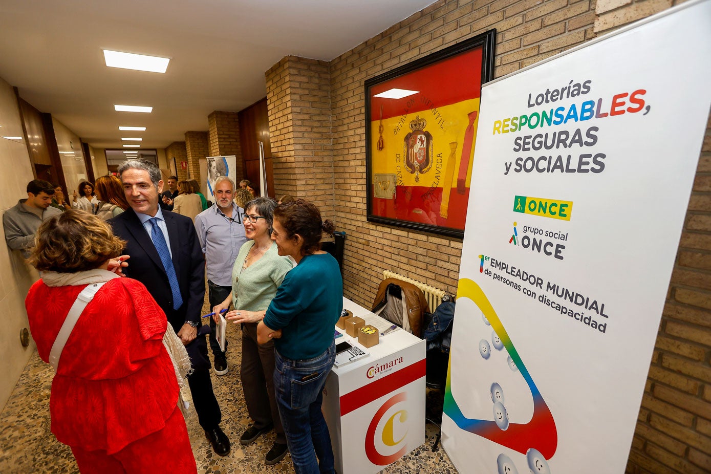 A la inauguración han acudido el presidente de la Cámara, Carlos Augusto, así como la delegada del Gobierno, Eugenia Gómez de Diego, el alcalde, Javier López Estrada, y los directores generales de Comercio y de Centros e Infraestructuras Educativas, Rosendo Ruiz Pérez y Reyes Mantilla Rozas.