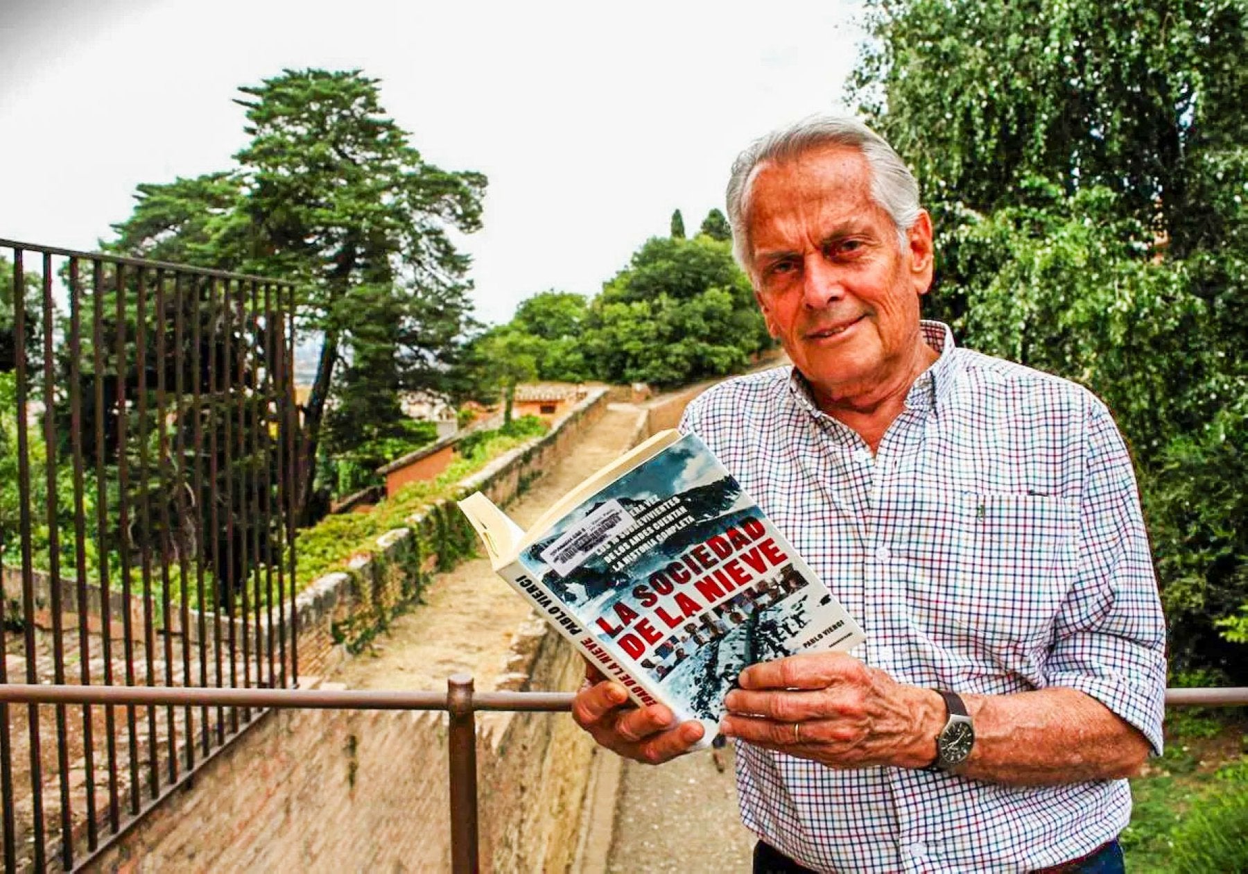 Eduardo Strauch posa con un ejemplar de 'La sociedad de la nieve', el libro de Pablo Vierci que relata 'El milagro de los Alpes'.