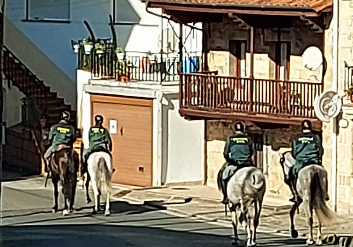 Agentes del Grupo de Caballería de la Guardia Civil paseando por la zona de Villacarriedo y Selaya.