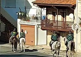 Agentes del Grupo de Caballería de la Guardia Civil paseando por la zona de Villacarriedo y Selaya.