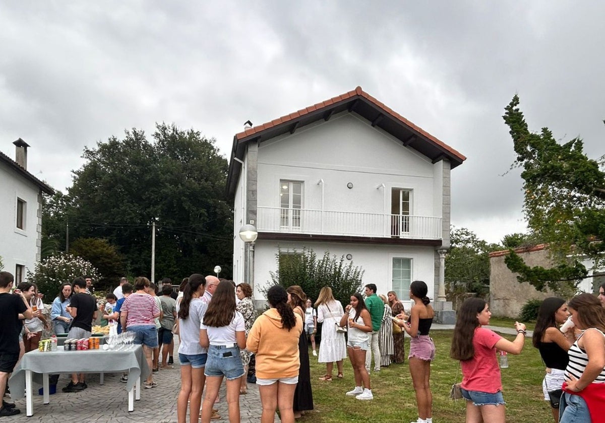 Jóvenes del municipio en la inauguración de la Casa de la Juventud de Medio Cudeyo.