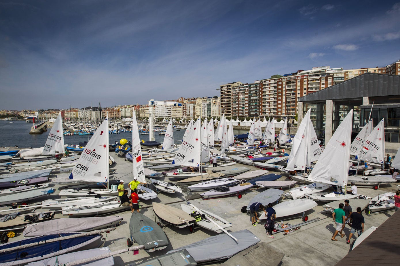 La explanada junto al centro, con barcos de la clase láser antes de una regata del Mundial.