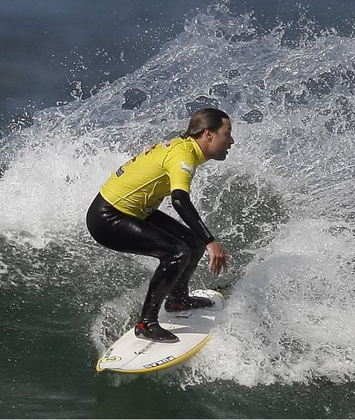 Imagen secundaria 2 - En la foto superior, Raúl García junto a su hijo, organizador del evento. Abajo, el pro Dani García, que participará con su familia en la prueba del Family Surfing Challenge, en San Vicente de la Barquera.