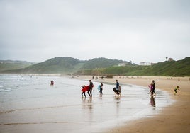 El Family Surfing Challenge se celebrará este fin de semana en San Vicente de la Barquera