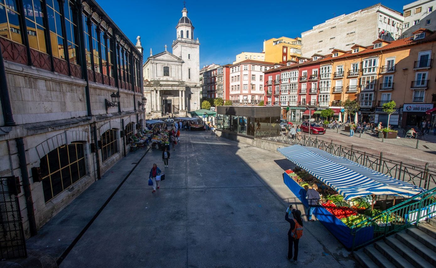 La plaza anexa al Mercado de la Espernaza, prácticamente vacía, con cuatro puestos de fruta y vedura y uno más pequeño de pescado.