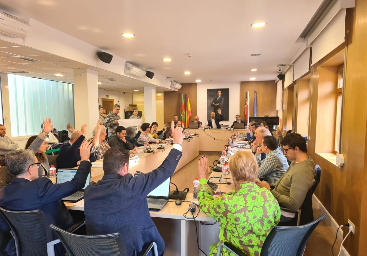 Ediles regionalistas y socialistas votan a favor de una medida durante un Pleno, en una imagen de archivo.