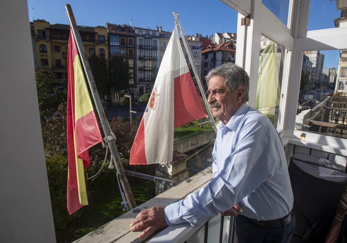 Miguel Ángel Revilla, en el balcón de la sede del PRC en la plaza del Ayuntamiento de Santander.