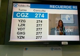 Pantalla de una de las salas de espera de Valdecilla, donde se difunde el vídeo.