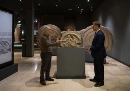 El director del Mupac y de las Cuevas, Roberto Ontañón y el consejero de Cultura, Luis Martínez Abad.