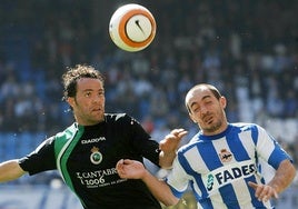 Pinillos y Munitis, entonces en el Dépor, pelean por un balón en Riazor en abril de 2006. Ganaron los gallegos 2-0.