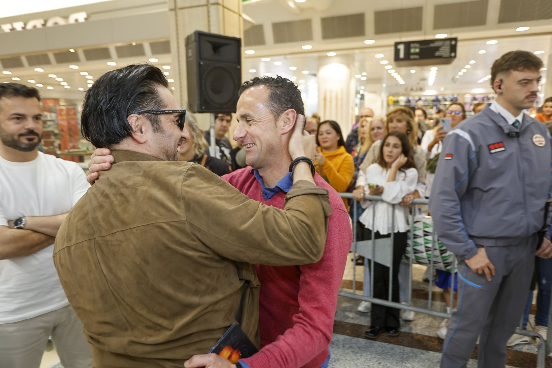 Bustamante abraza a uno de los seguidores en El Corte Inglés de Santander.