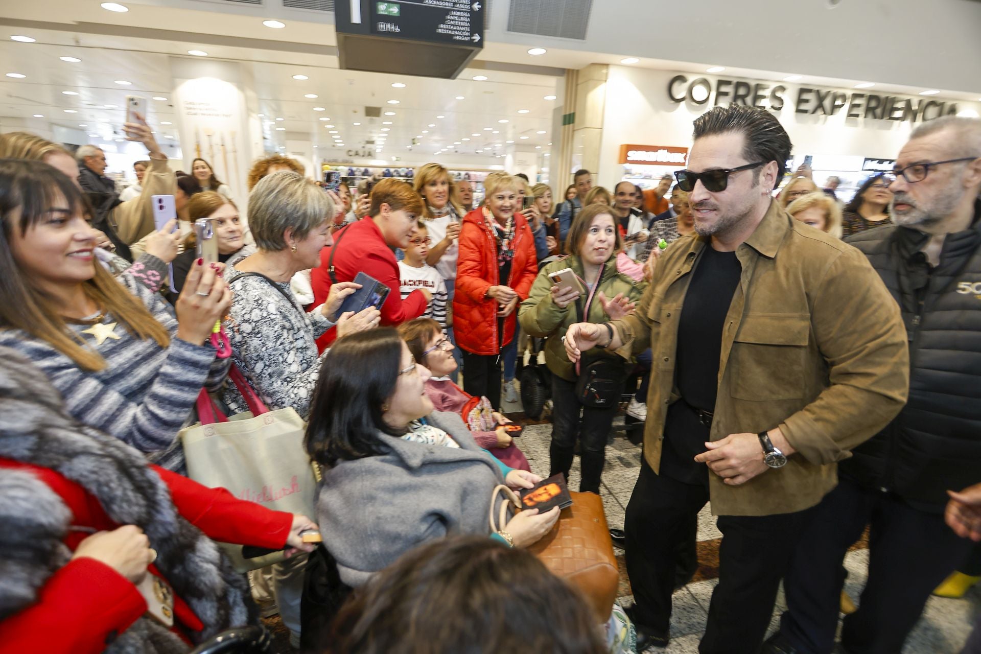 A su llegada al centro comercial, el cantante fue recibido con aplausos y un montón de teléfonos móviles para inmortalizar el momento.