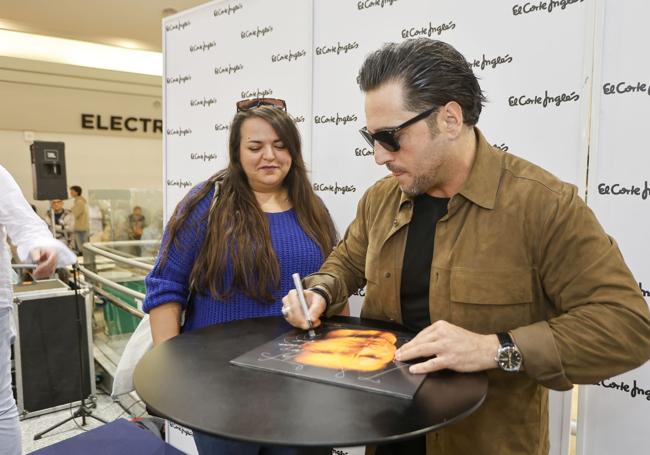 Bustamante firma el vinilo a una fan que el viernes le fue a ver a Madrid y el jueves lo hará de nuevo a Sevilla.