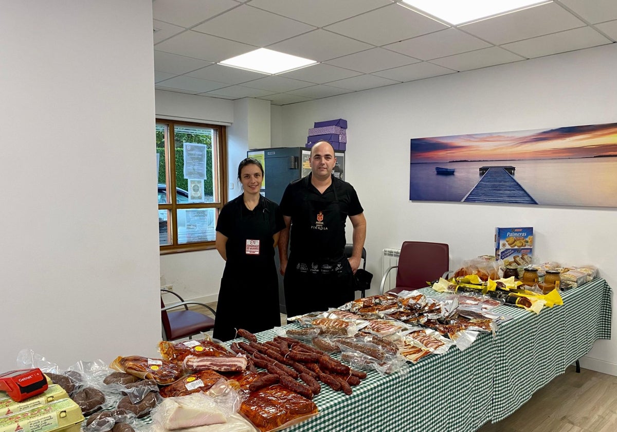 Noelia Ortiz y Jon Machín de la Carnicería Jon y Nagore posan en el local del autónomo ubicado en el Ayuntamiento.