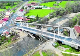 El puente antiguo está situadoa la derecha del actual, en desuso, y señalizado verticalmente con un indicativo que reza: camino vecinal.