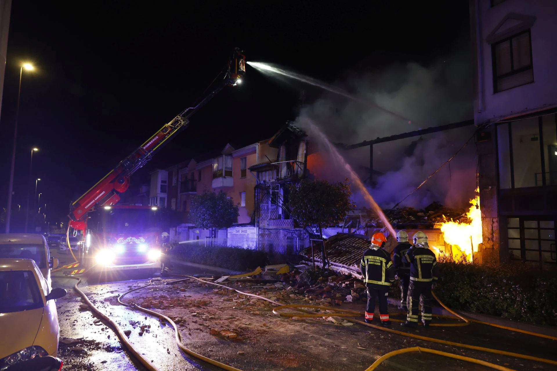 Desde poco después de las cuatro de la madrugada trabajan en la zona los equipos de emergencia, contra un fuego que se ha reavivado pasadas las seis de la mañana.