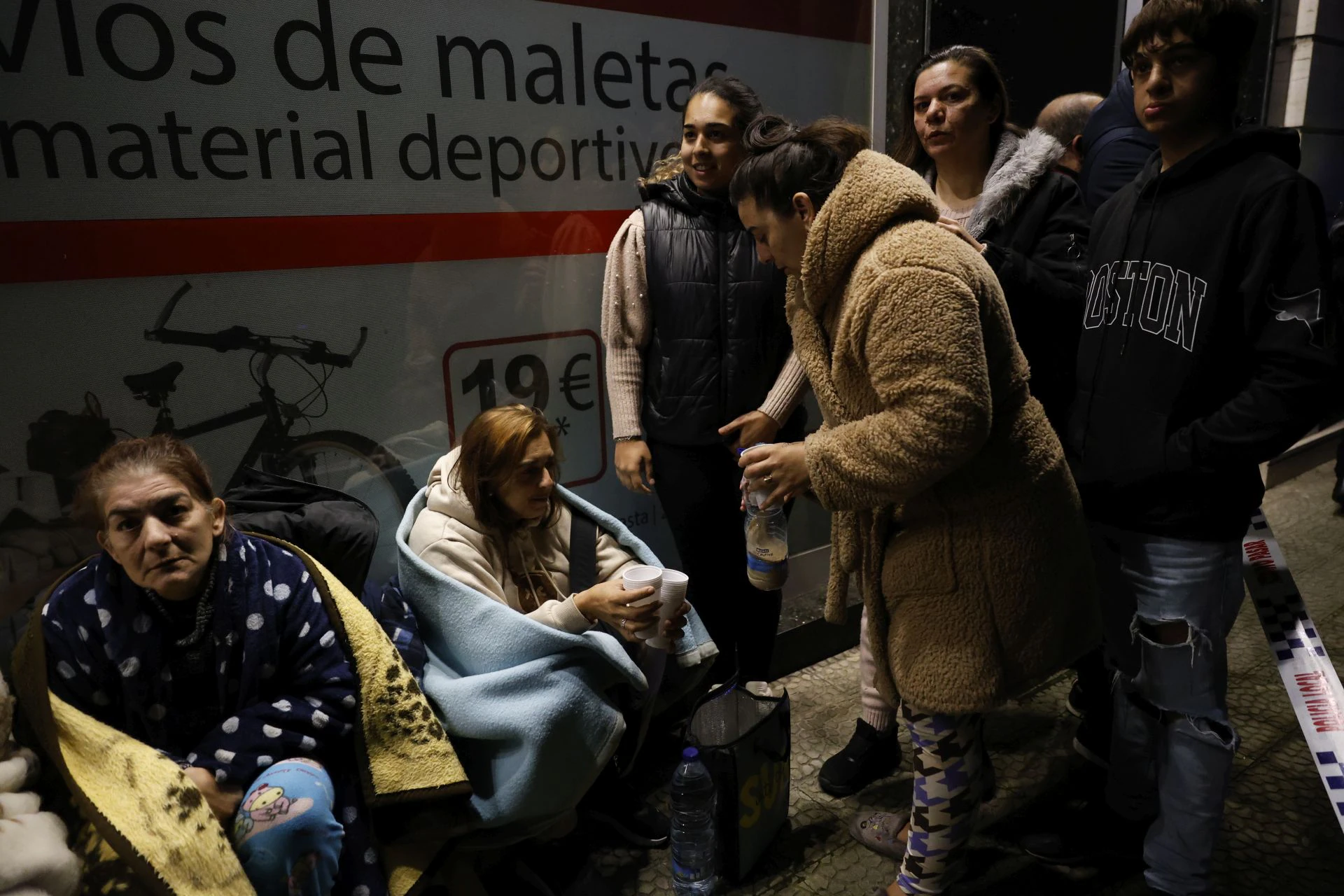 Los vecinos de la zona se han volcado con los afectados aportando mantas y café