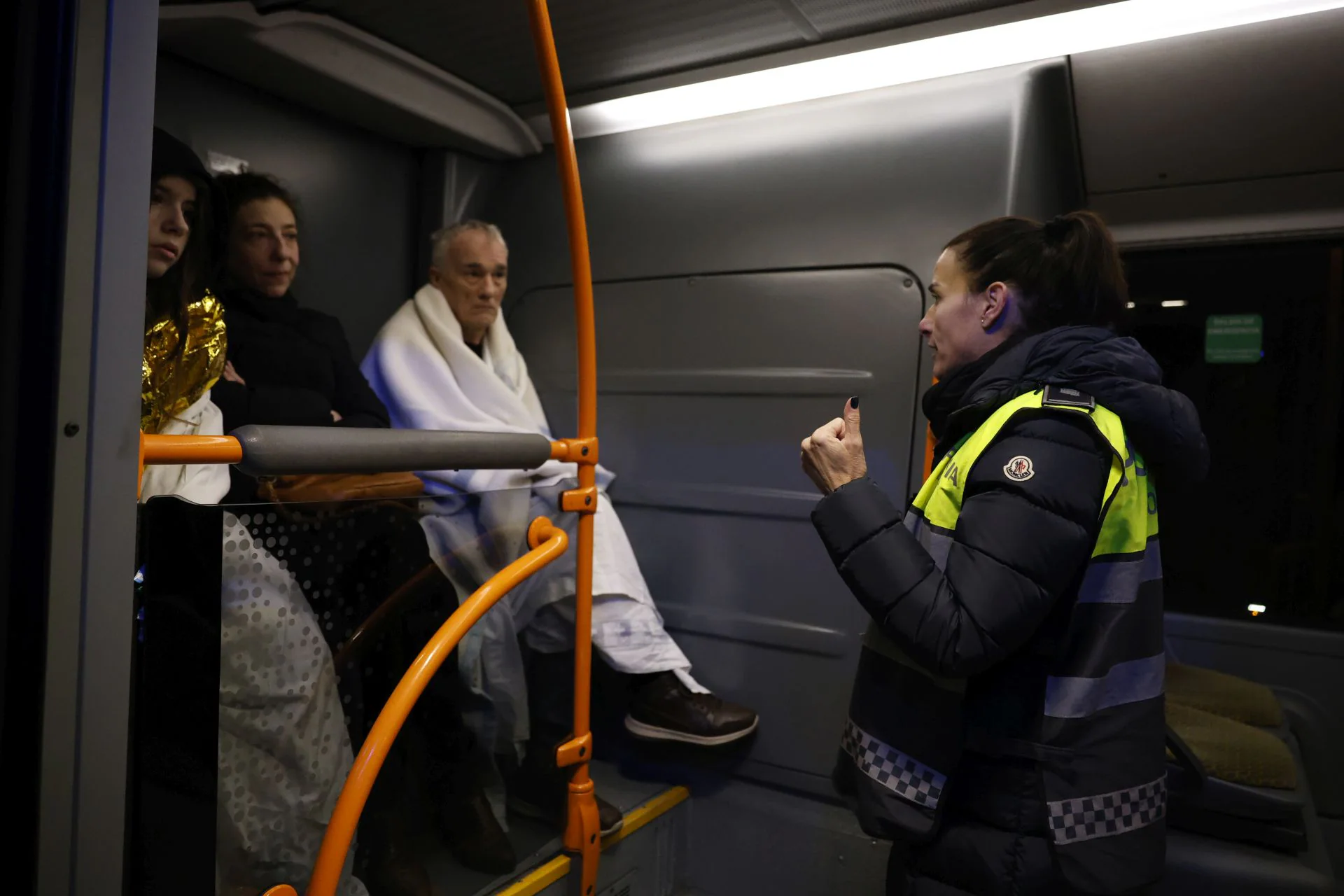 La alcaldesa, Gema Igual, habla con algunos de los vecinos que iban a ser trasladados en autobús al Centro Princesa Letizia para no seguir esperando en la calle, pero finalmente han rechazado el ofrecimiento