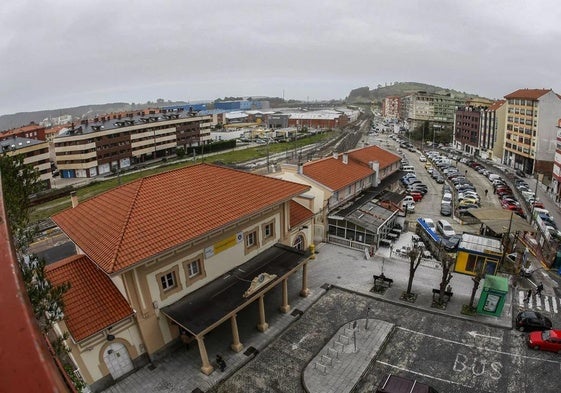 El edificio de la estación ferroviaria, en la Avenida Menéndez Pelayo, y los terrenos afectados por el trazado ferroviario del centro de Torrelavega, en una imagen de archivo.