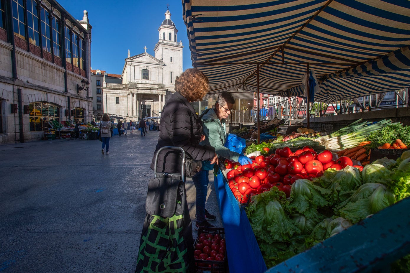 Imagen reciente de cómo se encuentra actualmente la plaza anexa al Mercado, que cada vez tiene menos puestos porque el Ayuntamiento de Santander no concede nuevas licencias. 