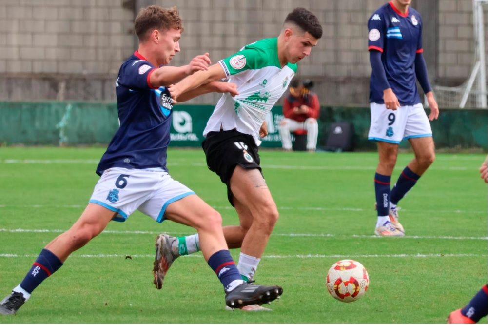 Mario Fuente disputa un balón ante un rival del Fabril