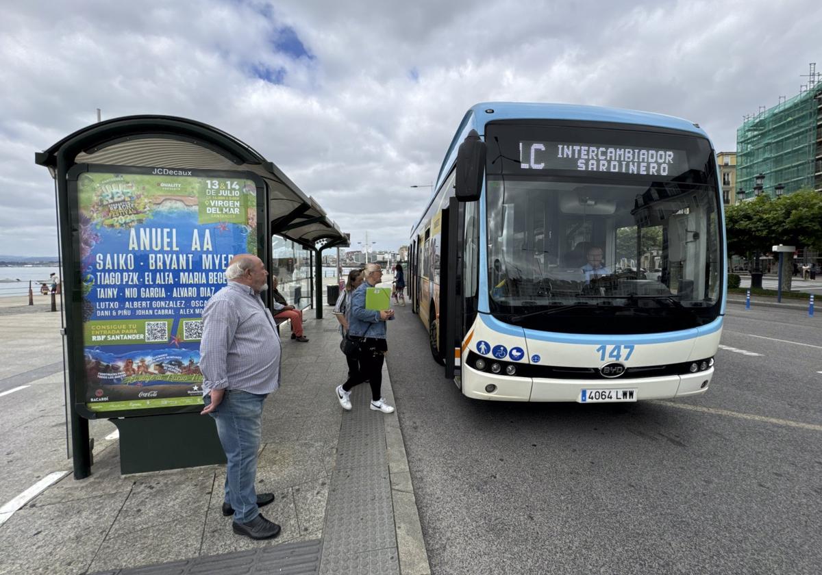 Viajeros se suben al Transporte Urbano de Santander.