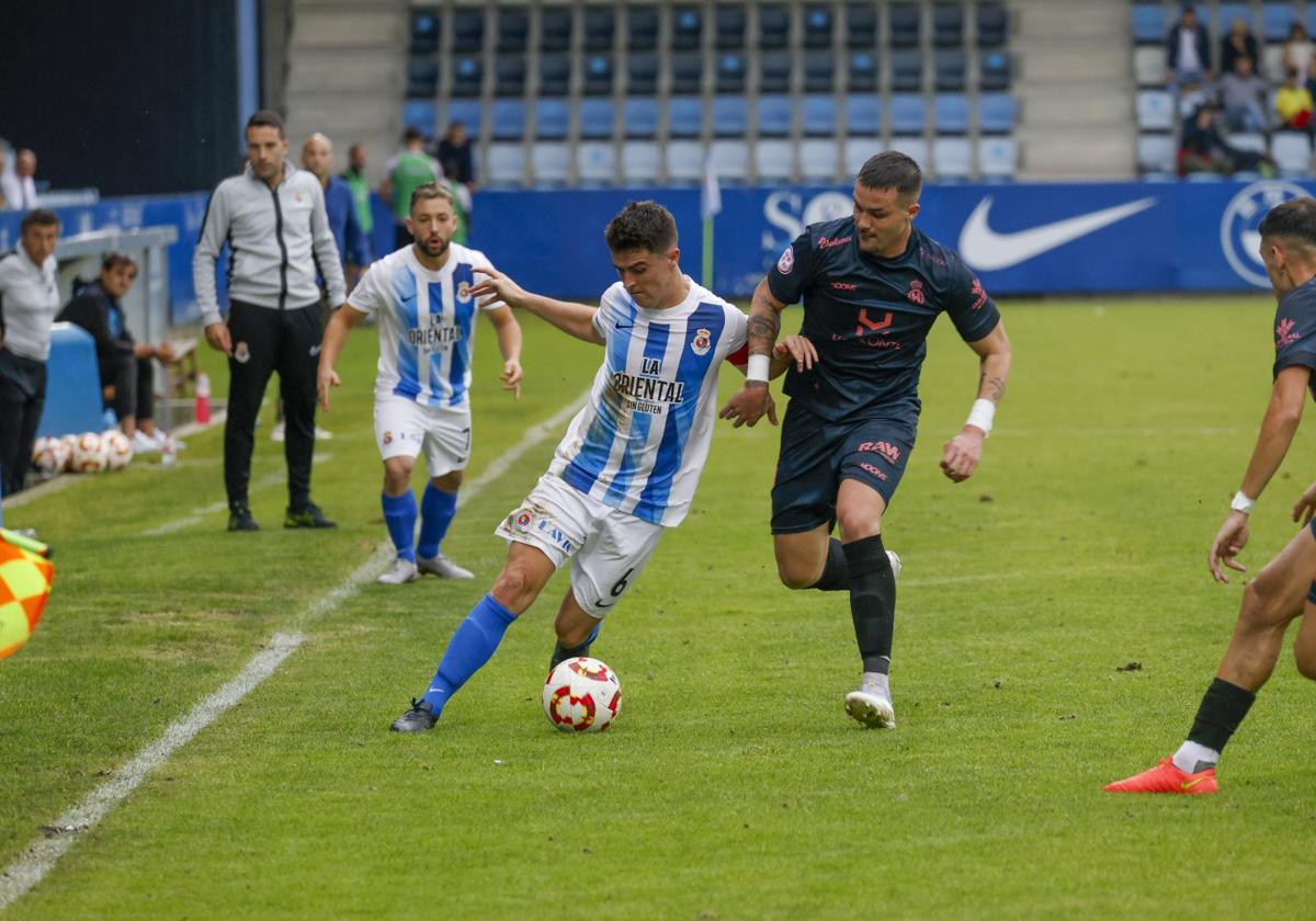 Alberto Gómez, de la Gimnástica, conduce el balón durante un partido en El Malecón.