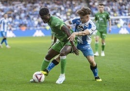 Suleiman conduce la pelota ante la oposición de Mella en una jugada de ayer en Riazor.