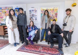 Carmen Quijano y Almudena Ruiz con varios artistas y colaboradores del proyecto.