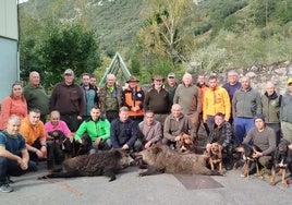 La cuadrilla 129, liderada por Óscar Plumariega, con los dos suidos cazados en Soligote.