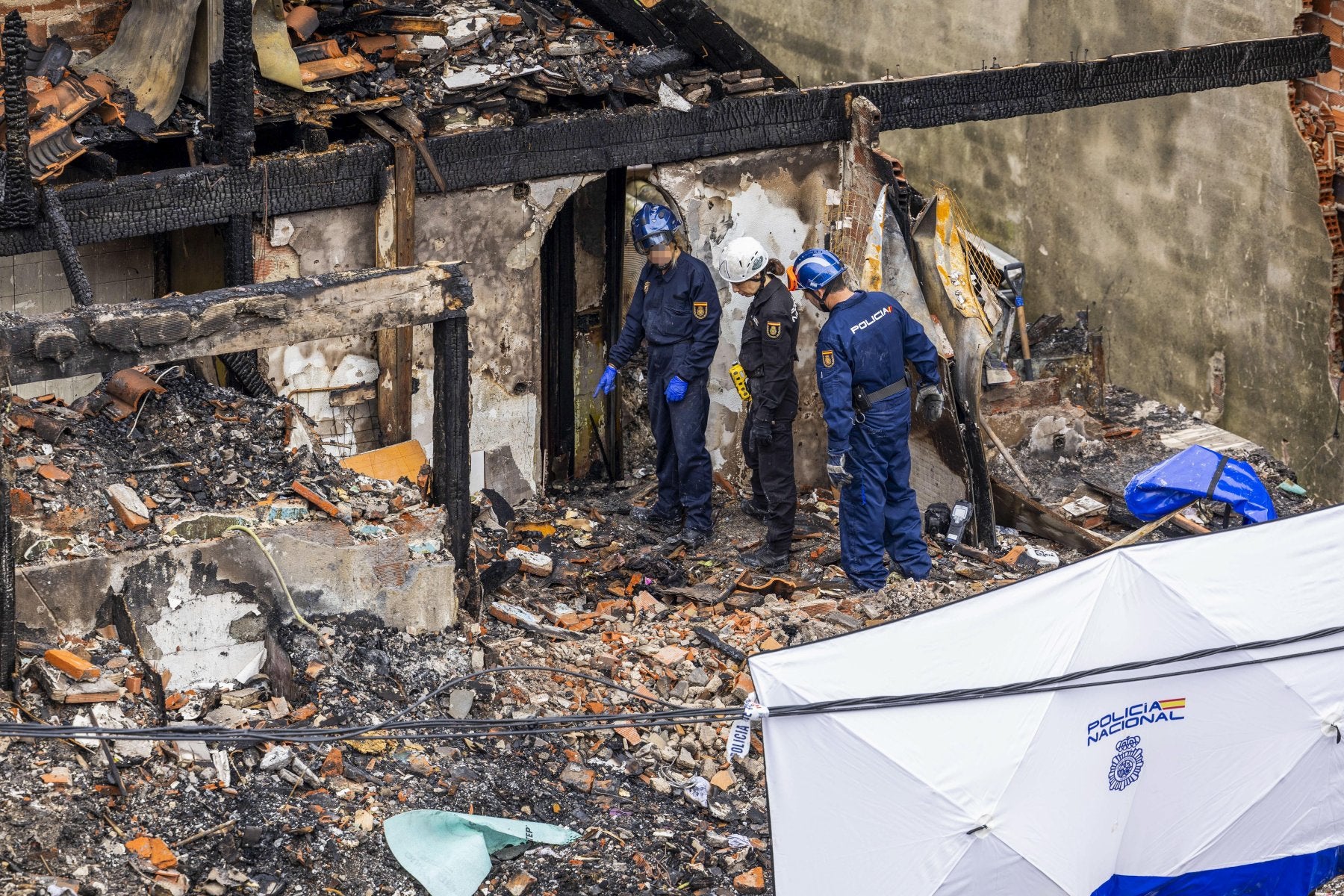 Efectivos de la Policía Científica realizan labores de investigación en la primera planta, donde se originó el posible escape de gas.