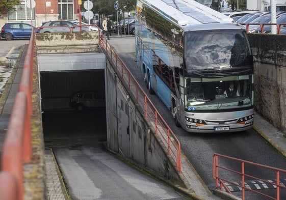 Uno de los buses entrando a la estación de Santander