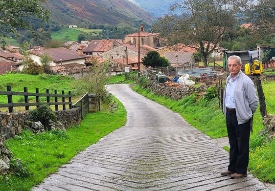 El alcalde de Rionansa en el inicio de la carretera que une Celis con El Soplao.