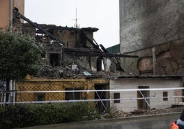 Imagen de ayer del estado en el que ha quedado el edificio siniestrado.