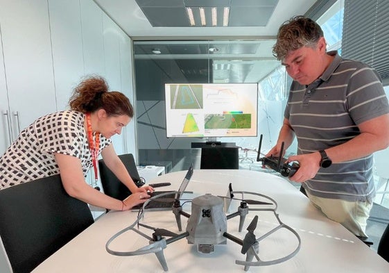 Parte del equipo de investigación trabaja con el prototipo del dron que están desarrollando.