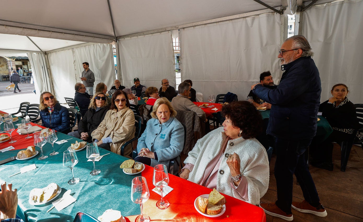 A la jornada se han apuntado cerca de 30 participantes, que disfrutaron de la jornada y de una amena sesión divulgativa a cargo de Alfonso Fraile, profesor y jefe de sala del Hotel Escuela Las Carolinas.