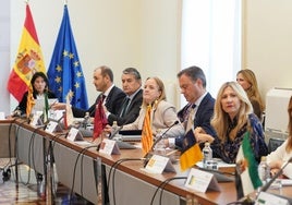 En el centro, la consejera cántabra Isabel Urrutia en la reunión de Madrid.