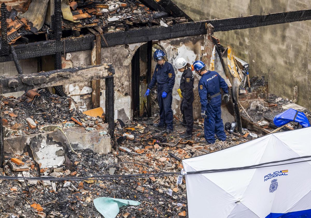 Efectivos de la Policía Científica realizan labores de investigación en la primera planta, donde se originó el posible escape de gas.